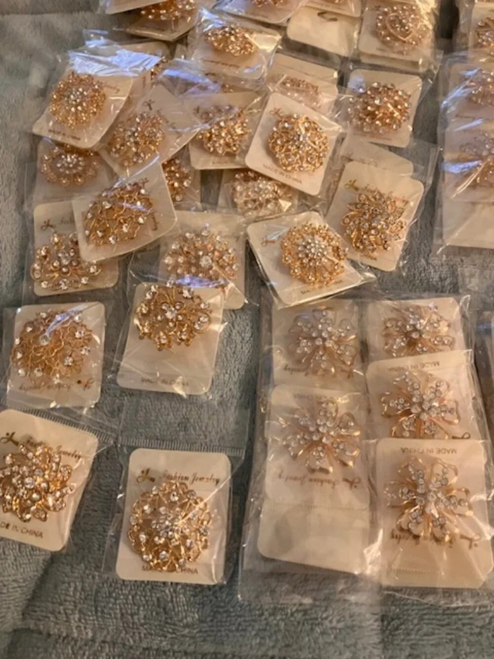 Large Group of Pins Brooches Costume Jewlery Great for Crafts NEW